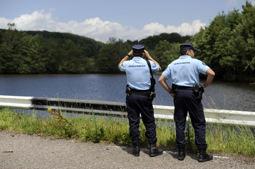 Des gendarmes au bord d'un étang SEBASTIEN BOZON / AFP