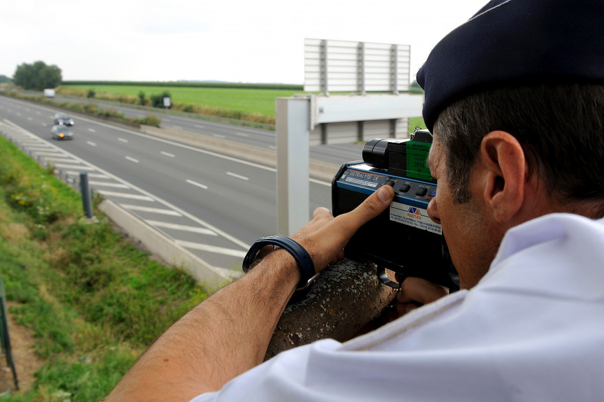 Un gendarme effectue un contrôle de la vitesse (illustration)