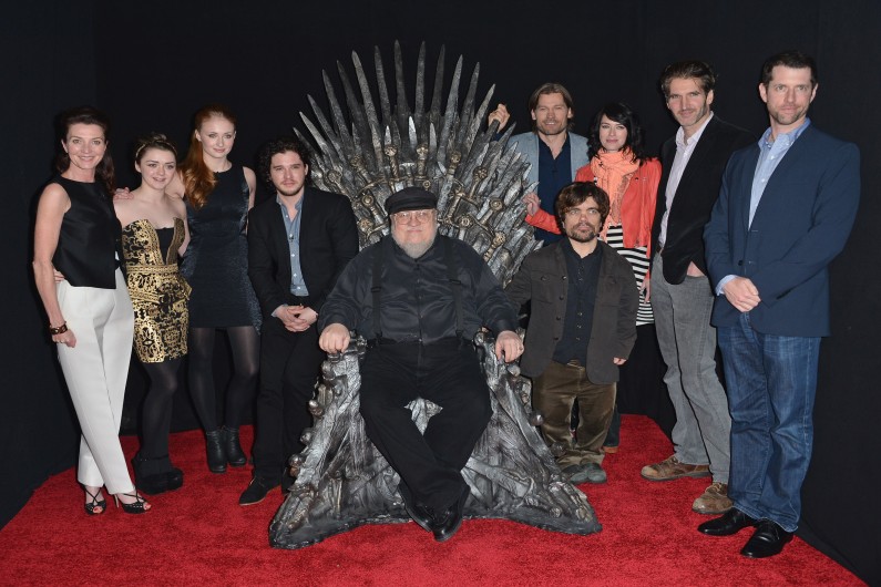 George RR Martin entouré des principaux acteurs de "Game of Thrones"