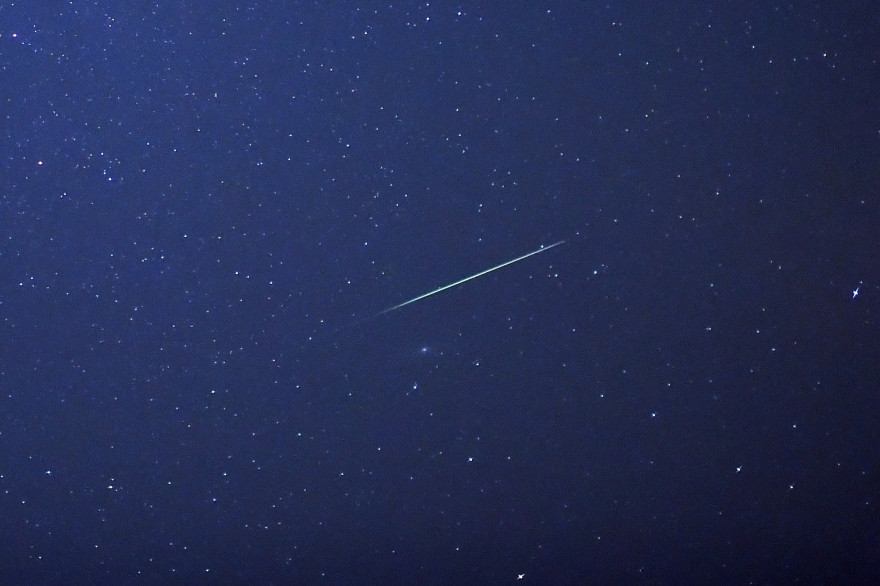Une étoile filante dans le ciel de Halle, dans l'Est de l'Allemagne