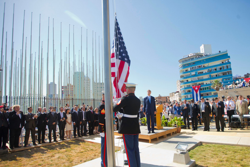 Le drapeau américain a été hissé devant l'ambassade des États-Unis à Cuba