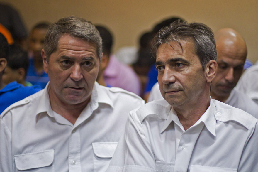 Pascal Fauret et Bruno Odos, les deux pilotes condamnés, le 4 février 2014 au tribunal de Higuey, en République Dominicaine (archive).