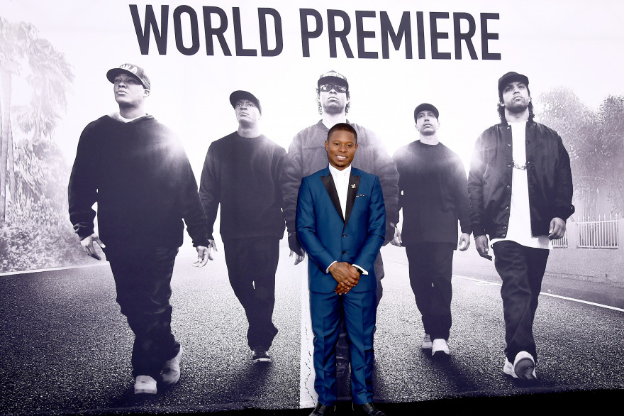 L'acteur Jason Mitchell devant une affiche du film "Straight Outta Compton"