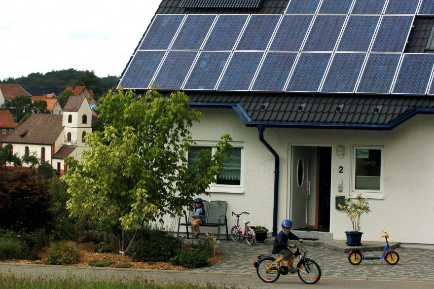 Une habitation équipée de capteurs solaires, le 2 août 2006 à Freiamt