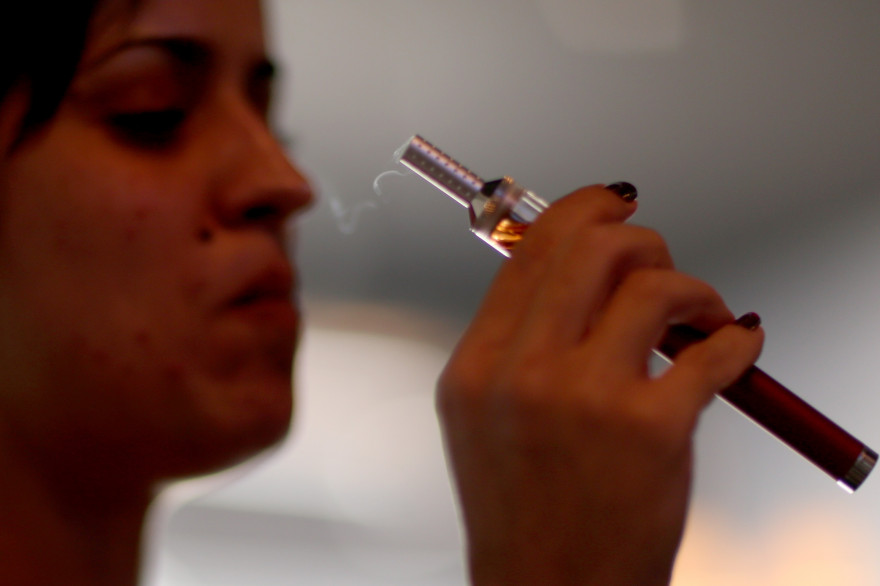 Une femme avec une cigarette électronique (illustration)