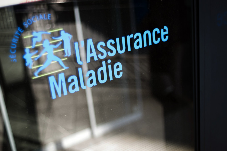 Logo de l'Assurance Maladie devant un bâtiment de la Caisse primaire d'Assurance Maladie en 2012.