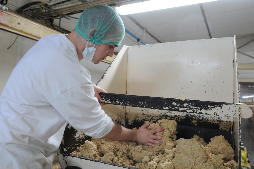 Une employé d'une biscuiterie de Lonlay-l'Abbaye (Orne) le 31 mars 2014 (illustration).