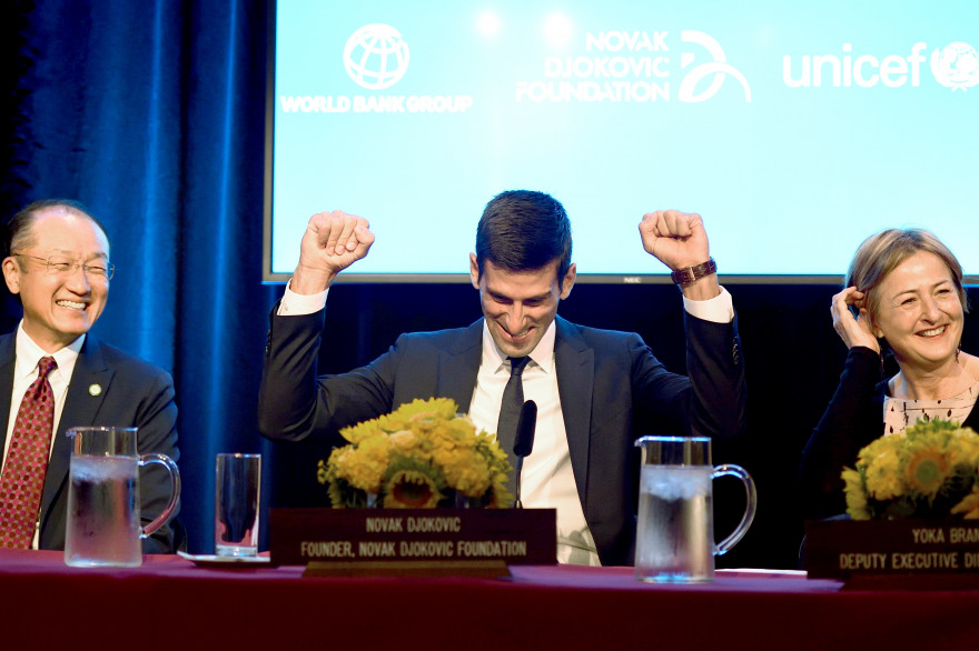 Novak Djokovic (au centre) devient ambassadeur de l'Unicef le 26 août 2015