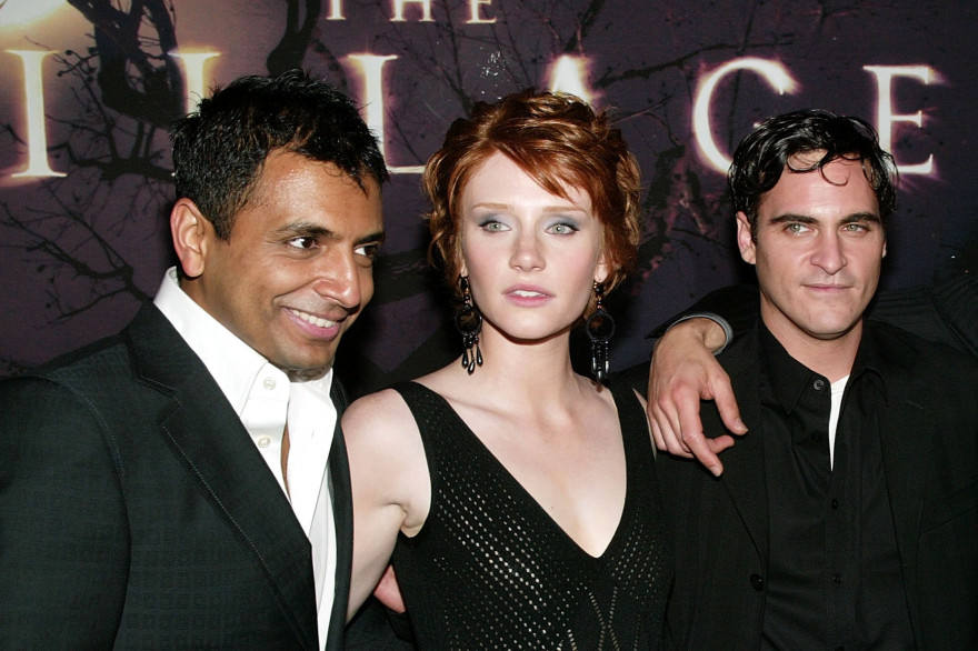 M. Night Shyamalan avec Bryce Dallas Howard et Joaquin Phoenix au moment de la sortie de "Le Village" (2004)