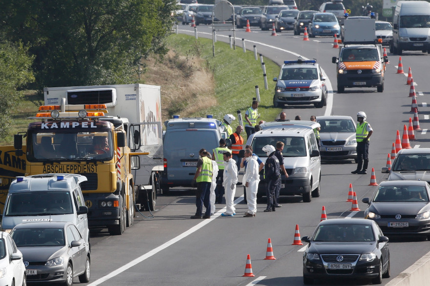 La police prépare le remorquage du camion où ont été trouvés les corps de 71 personnes sur une autoroute en Autriche.
