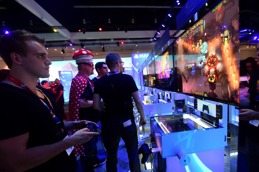 Un joueur joue à la PS4 pendant le salon E3