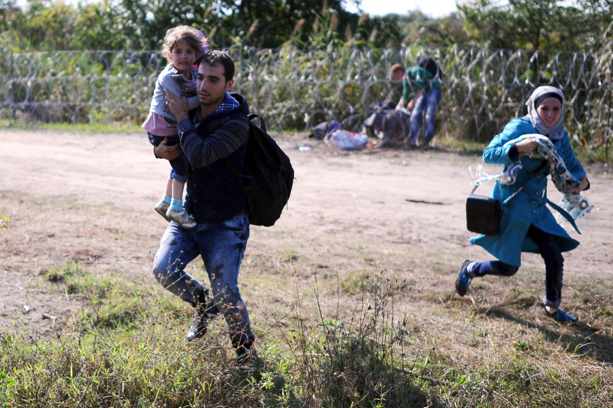 Une famille de migrants à la frontière entre la Hongrie et la Serbie en août 2015 (Illustration)