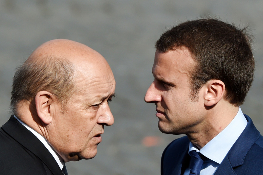 Jean-Yves Le Drian, ministre de la Défense (gauche) et Emmanuel Macron, ministre de l'Économie.