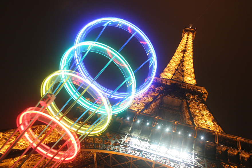 Les anneaux olympiques près de la Tour Eiffel le 12 mars 2005