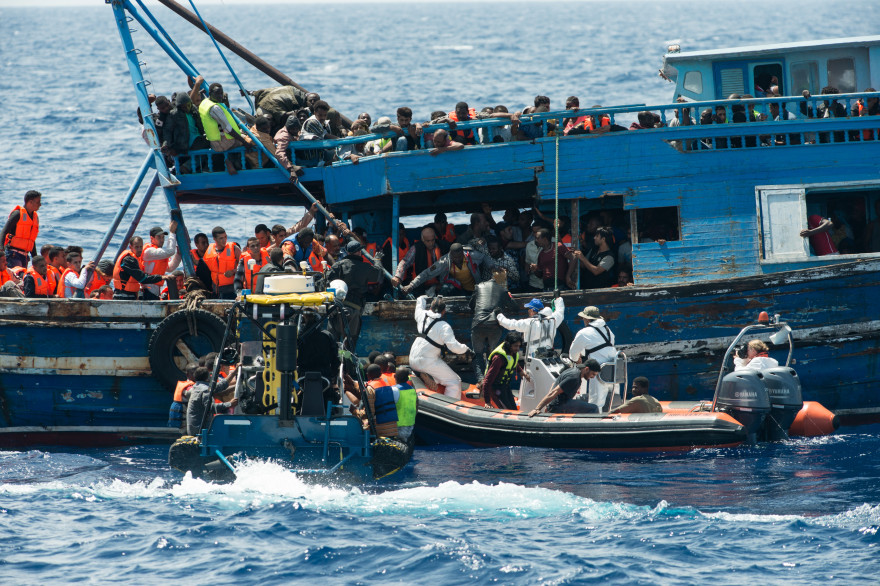 Des migrants secourus par des gardes-côtes suédois au large de la Sicile le 26 août 2015 (illustration)
