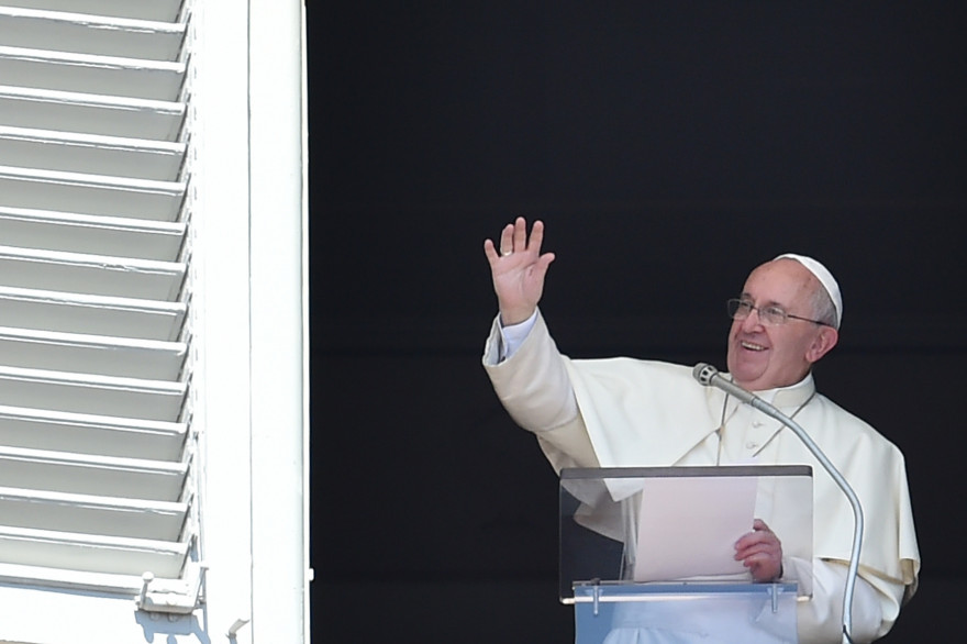 Le pape François lors de son Angelus du 30 août 2015, place Saint-Pierre à Rome