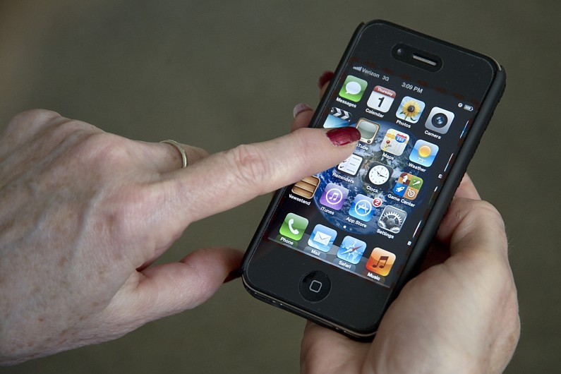 Une femme consultant son smartphone (illustration)