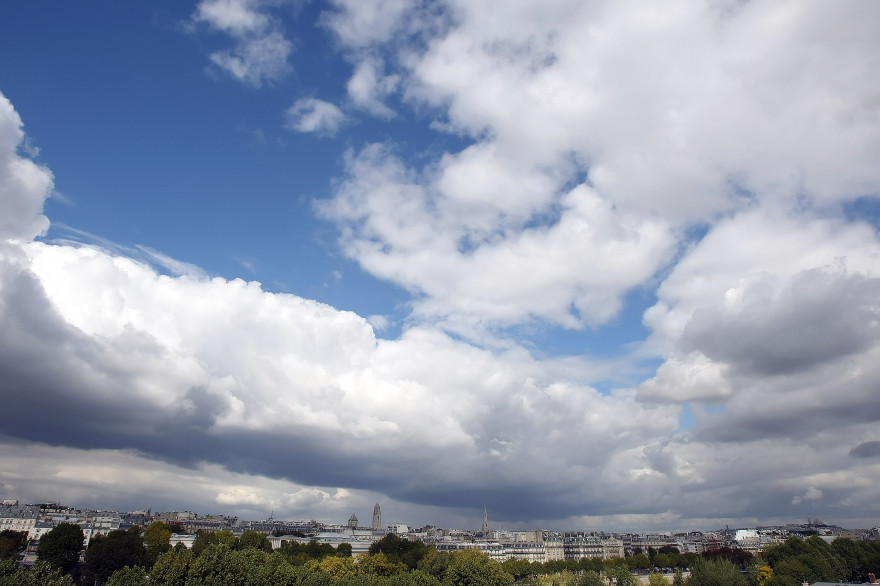 Un ciel avec des nuages (illustration)