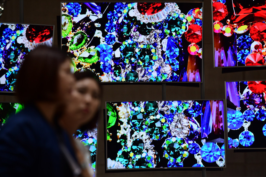 Des visiteurs devant les écrans UHD de Samsung au 55e salon IFA de Berlin