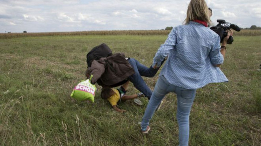 La journaliste hongroise a fait tomber et a donner des coups de pieds à des migrants