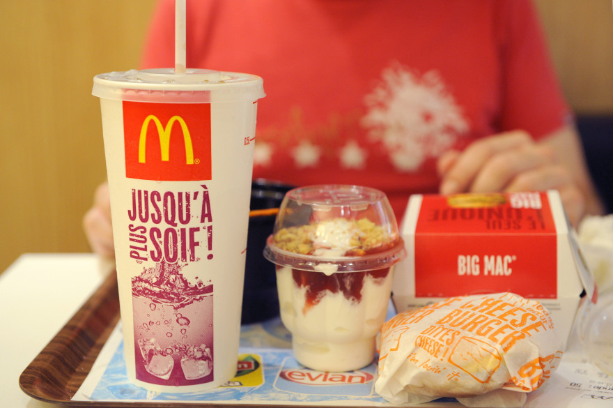 Un client à McDonald's à Paris en août 2009