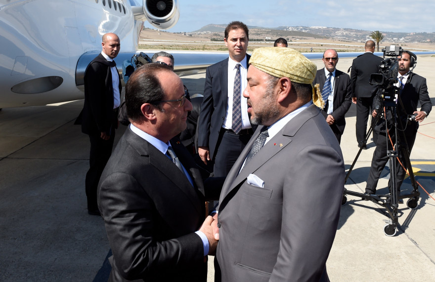 François Hollande est accueilli par Mohammed VI, à son arrivée à l'aéroport de Boukhalef, le samedi 19 septembre 2015.