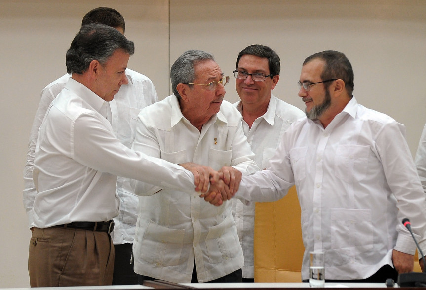 La poignée de mains entre le président colombien Juan Manuel Santos et le chef des Farc, Timoleon Jimenez, le 23 septembre 2015 à la Havane