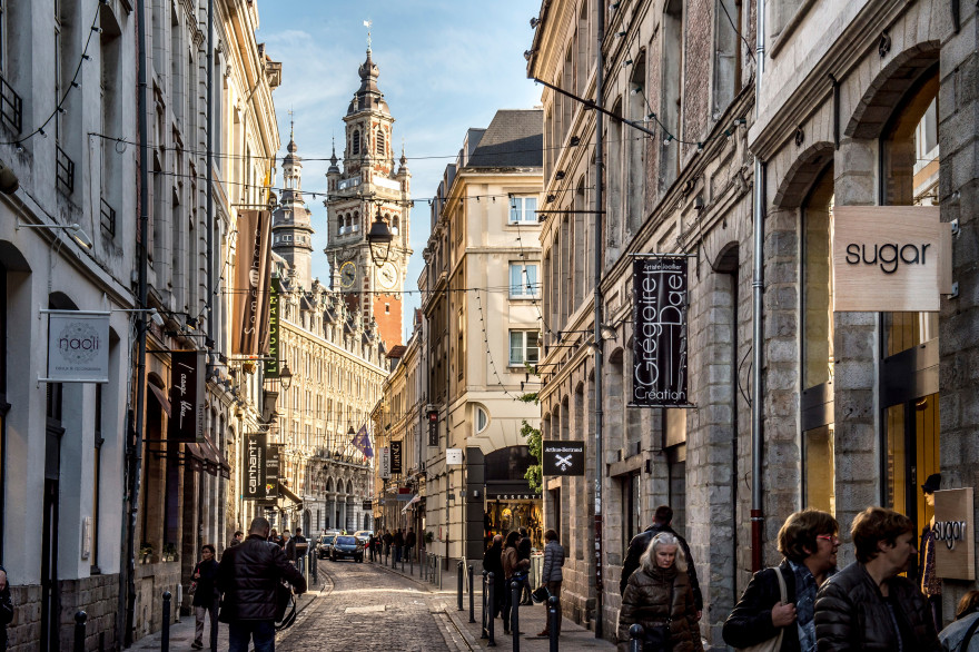 Des passants dans une rue de Lille (illustration).