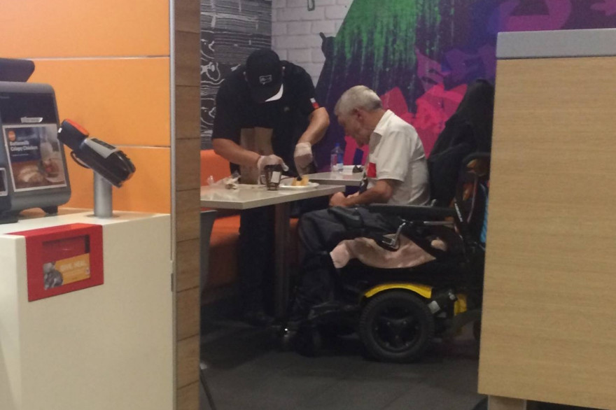 Cet employé de McDonald's a fermé sa caisse pour pouvoir aider un homme en fauteuil roulant