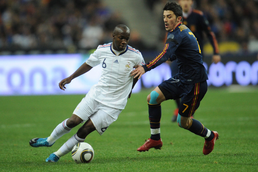 Lassana Diarra avec les Bleus face à l'Espagnol David Villa en mars 2010