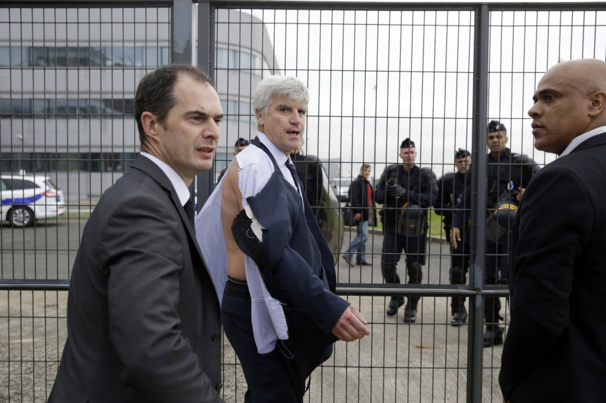 Le directeur d'Orly Oierre Plissonier a été chahuté par des salariés d'Air France
