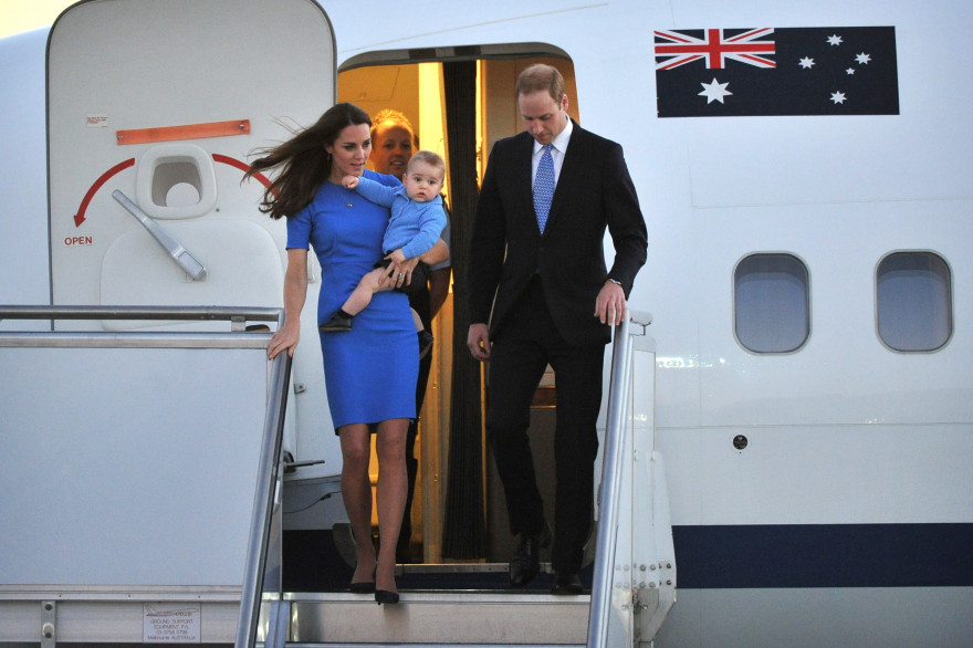Le duc et la duchesse de Cambridge avec des ses bras le prince George à la sortie de leur avion lors de leur voyage en Australie en avril 2014