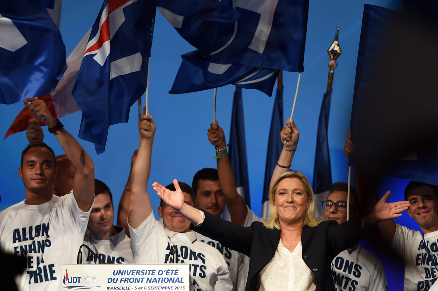 Marine Le Pen entourée de militants de FN à Marseille le 6 septembre 2015