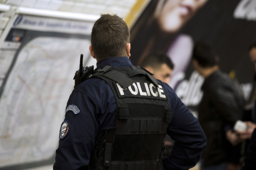 Un policier en charge des transports dans une station de métro à Paris