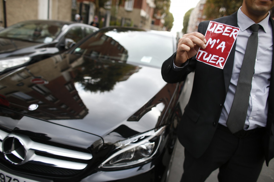 Un conducteur de VTC manifeste contre Uber à Paris, le 13 octobre 2015.