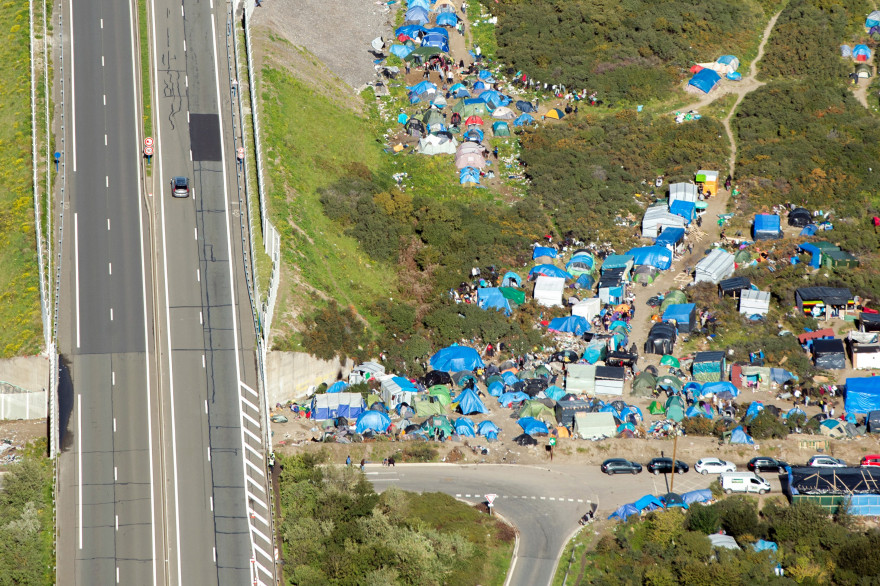 Une photo aérienne de "la nouvelle jungle" de Calais où vivent 3.500 personnes.