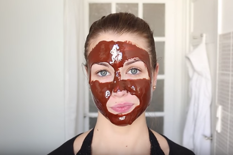 EnjoyPhoenix lors de sa présentation du masque à la cannelle, qui a provoqué des allergies.