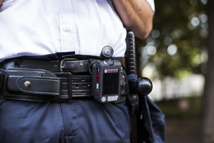 Un policier français équipé d'un caméra-piéton à la ceinture
