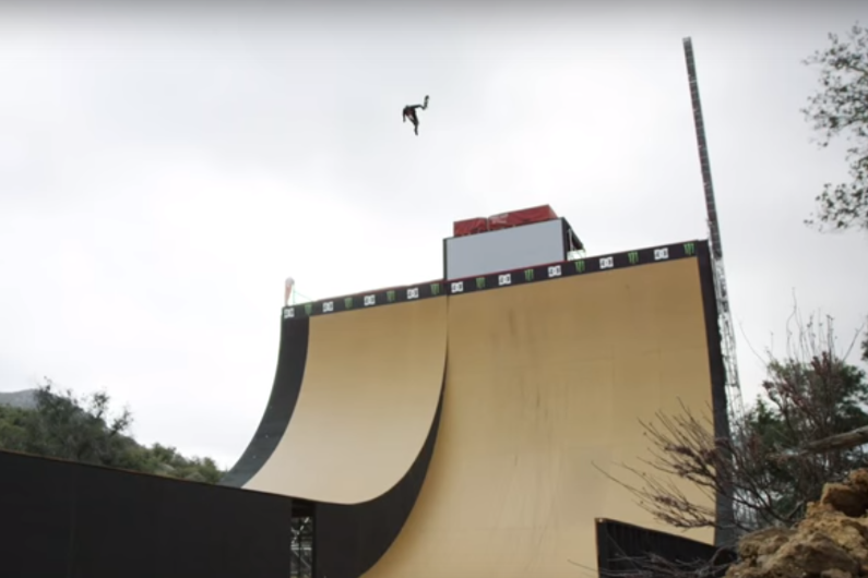 VIDÉO Un skateur améliore son record du monde de saut sur rampe