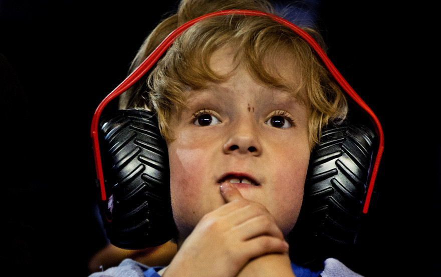 Un enfant portant un casque au GelreDome à Arnhem (Pays-Bas), le 29 septembre 2012