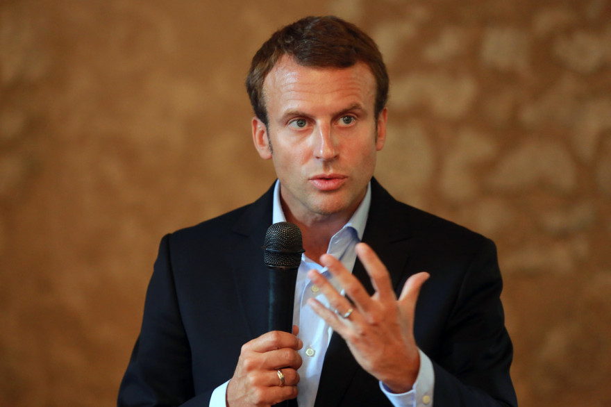 Le ministre de l'Économie Emmanuel Macron aurait déjà soutenu que le statut de fonctionnaire n'était "plus justifiable".