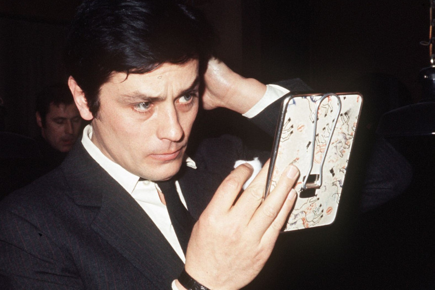 Alain Delon se regarde dans un miroir février 1970