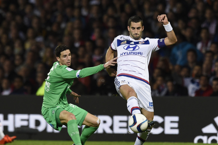 Le Lyonnais Maxime Gonalons devant le Stéphanois Vincent Pajot le 8 novembre 2015