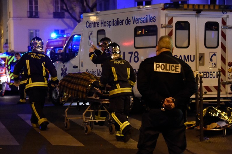Les services de secours près du Bataclan lors des attentats à Paris, dans la nuit du 13 au 14 novembre