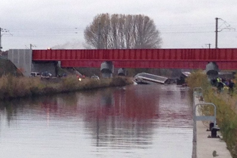 Une partie de la rame est tombée du pont dans le canal