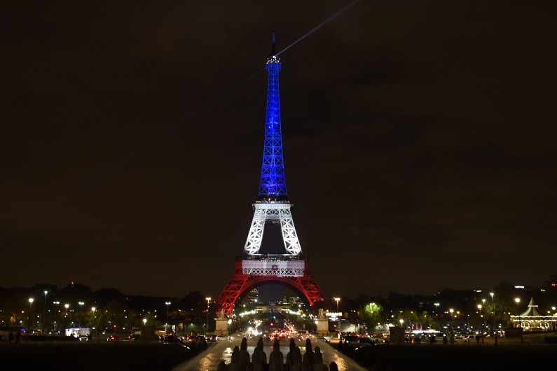 La Tour Eiffel illuminée aux couleurs tricolores bleu-blanc-rouge lundi 16 novembre 2015 de 19h à 1h du matin