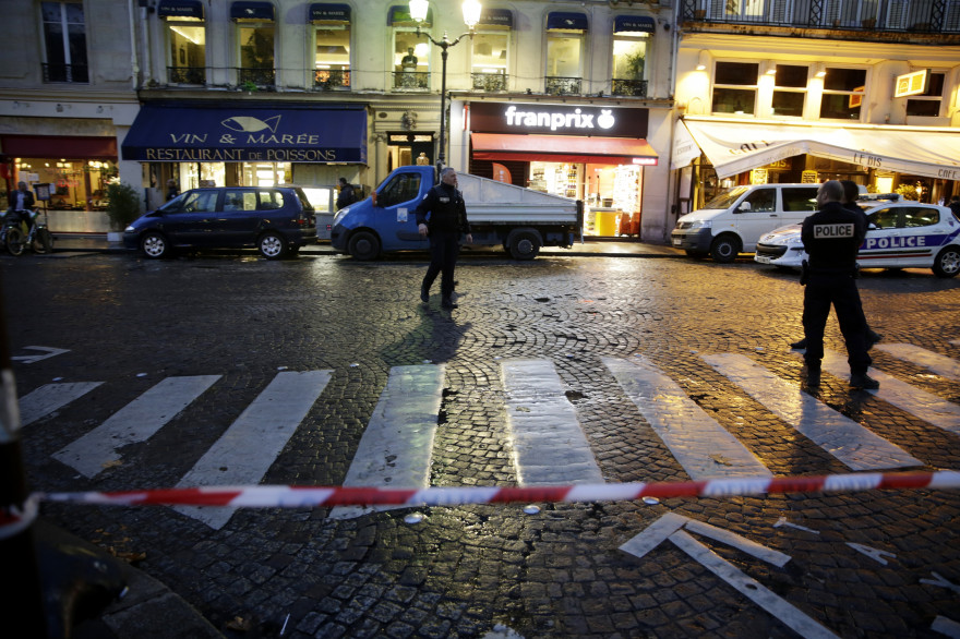 Des policiers dans le centre de Paris le 17 novembre 2015.
