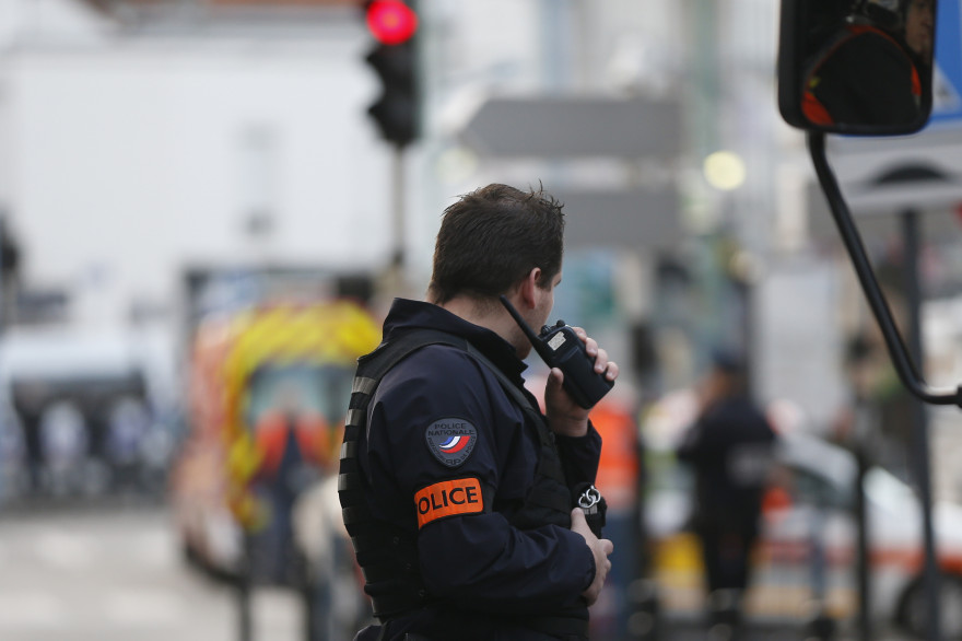 Un policier lors de l'intervention à Saint-Denis suite aux attentats du 13 novembre à Paris