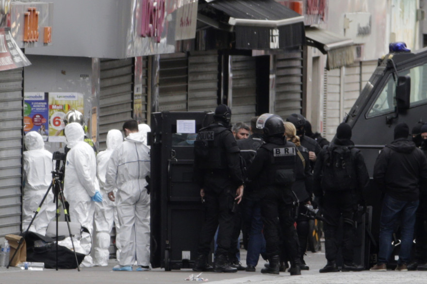 Les hommes de la police ont donné l'assaut contre des terroristes présumés à Saint-Denis