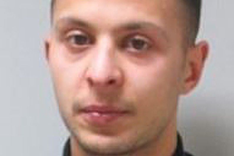 Salah Abdeslam est "qualifié d'ennemi numéro un" par la presse belge.